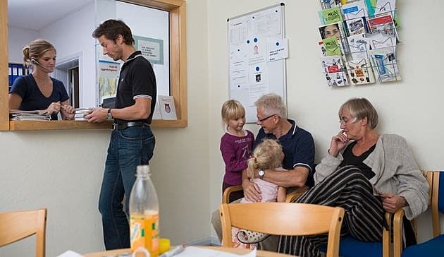 Ud over læger beskæftiger almen praksis også sygeplejersker, lægresekretærer, bioanalytikere og andre - helt nøjagtigt 5.149 ansatte. Foto: Colourbox.