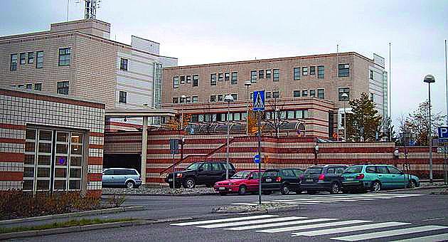 Bag reformen ligger en udbredt enighed om, at det offentligt finansierede sundhedsvæsen bør centraliseres. Foto af Peijas hospital i Vantaa, Finland: Wikipedia