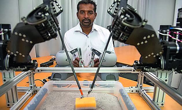 Ingeniør og robotforsker Thiusius Rajeeth Savarimuthu fra SDU er med til at udvikle kirurgiske robotter. Fotograf: Michael Yde Katballe