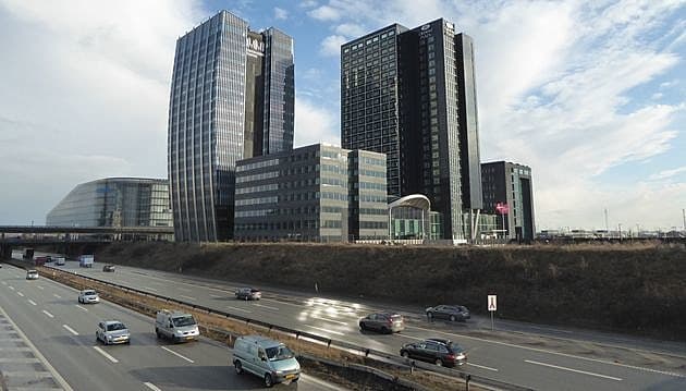 Copenhagen Towers med Øresundsmotorvejen i forgrunden. Kommende hovedsæde for det Europæiske Lægemiddelagentur? Foto: Leif Jørgensen/Wikimedia Commons