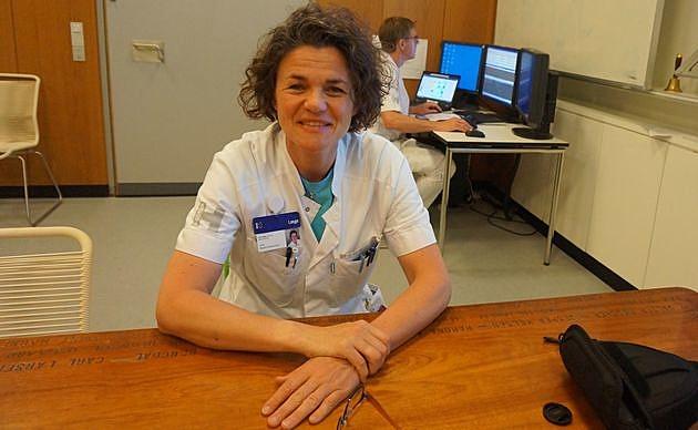 Overlæge Jane Skjøth-Rasmussen ved konferencebordet, der er lavet af en planke fra hospitalsskibet "Jutlandia". Privat foto.
