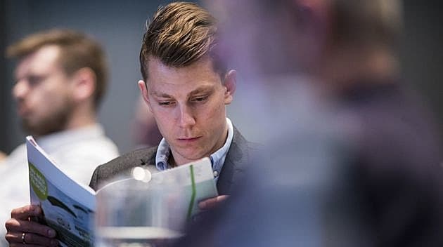 Medlem af Yngre Lægers bestyrelse, Eric Døssing Mønning, i gang med den faglige opdatering. Foto: Palle Peter Skov.