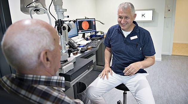 Øjenlæge i Brønderslev Peter Jeppesen har ikke fortrudt, at han for halvandet år siden forlod overlægejobbet på Aarhus Universitetshospital. 