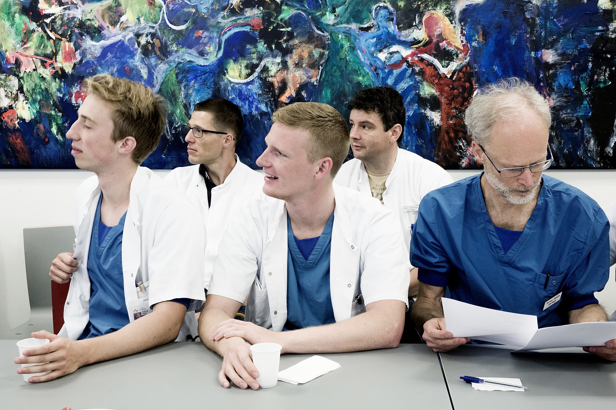 Thomas Balslev (th) sætter sig med de yngre læger, så summegrupperne bliver en blanding af unge og mere erfarne læger og medicinstuderende.