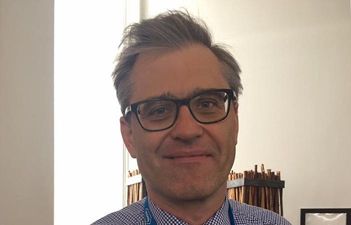 Formand for Dansk Selskab for Akutmedicin, Christian Skjærbæk, vil have placeret ansvaret for de akutmedicinske patienter hos speciallægerne.