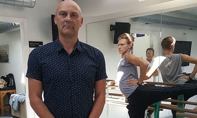 Læge Henrik Aagaard - i baggrunden solodanser Marcin Kupinski. Foto: Det Kgl. Teater.
