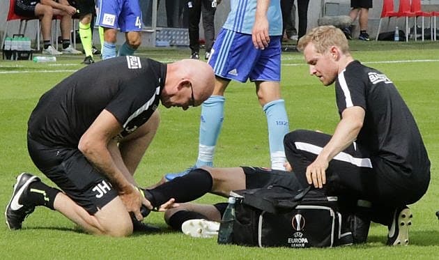 Speciallæge Jan Hede (tv) er i aktion som klublæge for FC Midtjylland - denne dag i returkampen på hjemmebanen mod Apollon Limassol. Foto: FCM