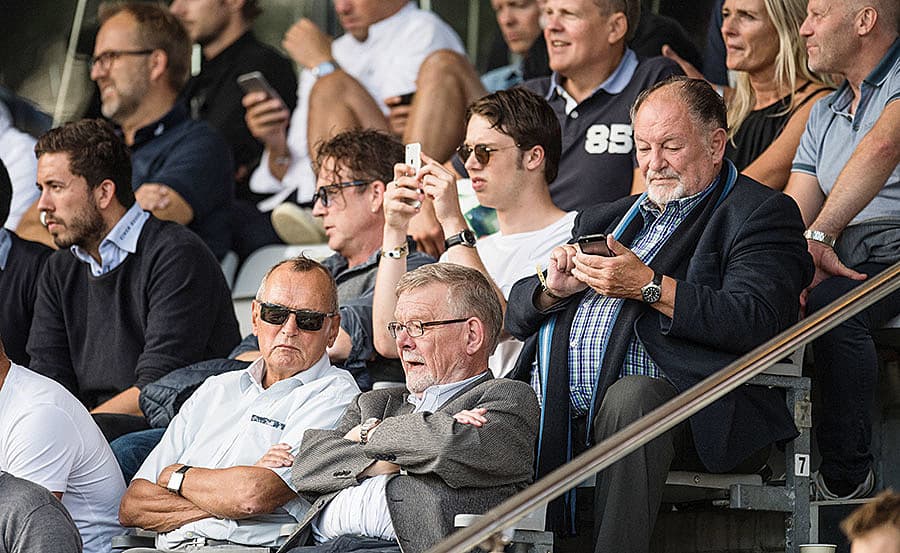 AGF-fan Bent Hansen til kamp i 2016 på Ceres Park i Aarhus. Sammen med tidligere biskop Kjeld Holm og tidligere Aarhusborgmester Flemming Knudsen. Foto: Scanpix