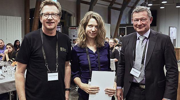 Eva Maria Meier Carlsen flankeret af prof. Graham Collingridge, University of Bristol tv) - en af vinderne af den store Brain Prize 2016 - og adm. dir. for The Brain Prize, Kim Krogsgaard. Foto: Lundbeckfonden.