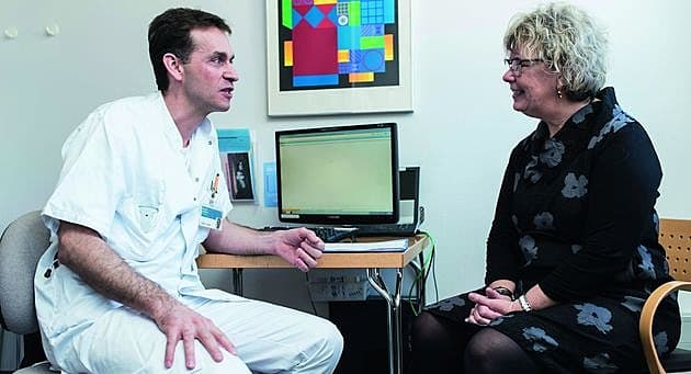 Patientinddragelse virker, viser evaluering. Fotoet viser overlæge Lars Henrik Jensen, Onkologisk Afdeling, Sygehus Lillebælt Vejle i samtale med en patient.