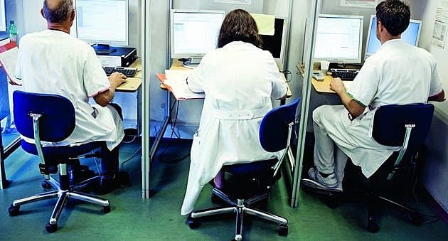 Computerarbejdet fylder - her er det læger på Herlev Hospital. Foto: Claue Boesen.