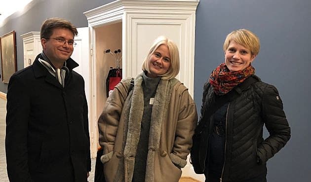 Tobias Ramm Eberlein, Martine Grosos Aabye og Lotte Møller Smedegaard var torsdag til foretræde i Folketingets Sundhedsudvalg. Foto: Camilla Rathcke