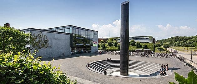 SDU på en sommerdag. Står det til universitetet selv og Sydvestjysk Sygehus i Esbjerg, får SDU snart en satellit i den vestjyske by, som er landets femtestørste. Foto: SDU.