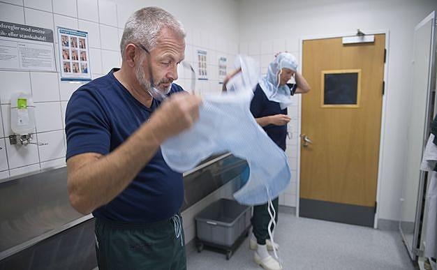 Ledende overlæge Poul Hedevang Christensen og overlæge Andreas Kappel kan med en nyudviklet prædiktionsmodel sortere patienter fra, som ikke vil have glæde af hofte- eller knæalloplastik. Foto: Lars Horn.