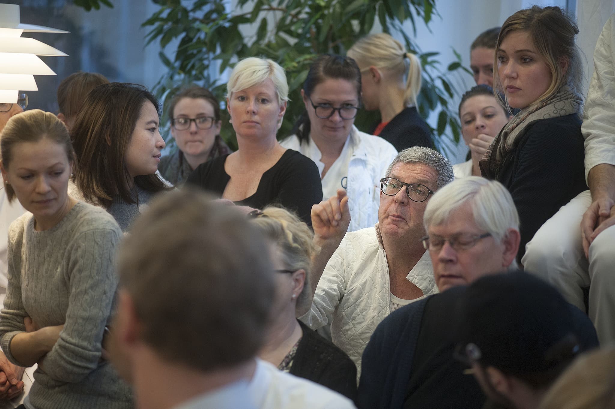 Der var slet ikke plads til alle de mange fremmødte på dagens pressemøde på OUH. FOTO: HUNG TIEN VU