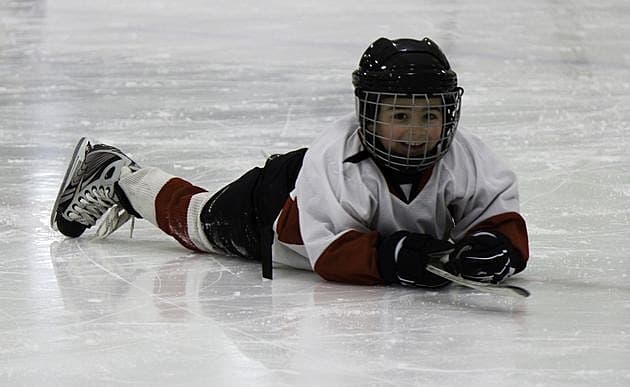 Tilsynsgebyret vil ramme foreningslivet hårdt, siger akutlæge Søren Stilling Mikkelsen, der arbejdet uden honorar for sin gamle ishockeyklub, Odense Bulldogs. Foto: Colourbox.