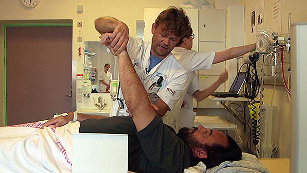 I Sundhedsmagasinet på DR følger man en patient, der kommer akut ind på Aarhus Universitetshospital med en mulig blodprop i hjernen. På billedet bliver patienten undersøgt af overlæge Thomas Harbo. Foto fra udsendelsen. 