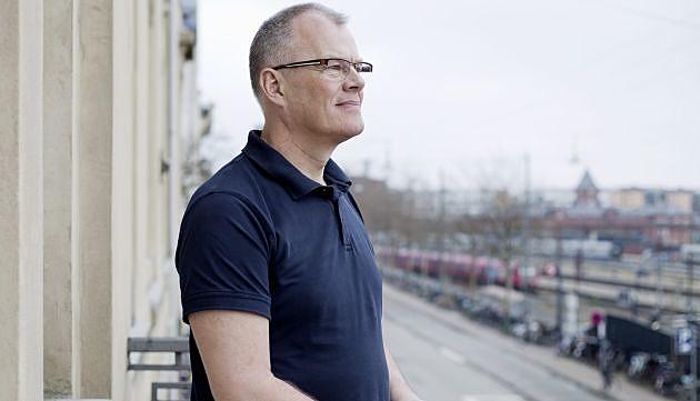 Morten Hedegaard på altanen i sin nye speciallægepraksis ved Østerport Station. Foto: Sarah Bender