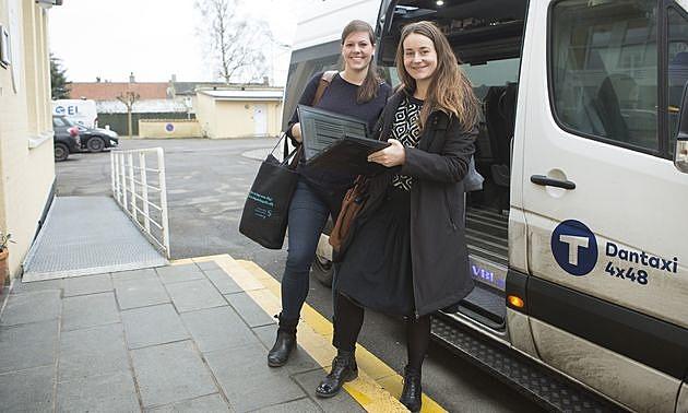 Christina Svanholm og Louise Stensbirk Clausen ankommer fra København til lægehuset i Nysted på Lolland. 
