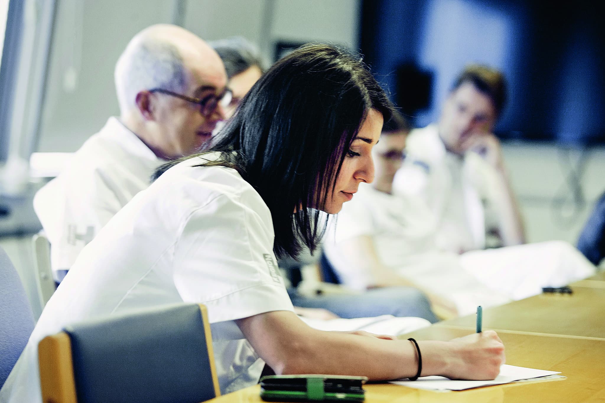 ”Rullet er planlagt helt minutiøst og betyder, at alle, der bliver speciallæger, får lov til at se alle typer subspecialer og patienter. Det er guld værd," siger Asrin Rasul, som er HU-læge på øjenklinikken og TR i Yngre Læger. Foto: Claus Boesen