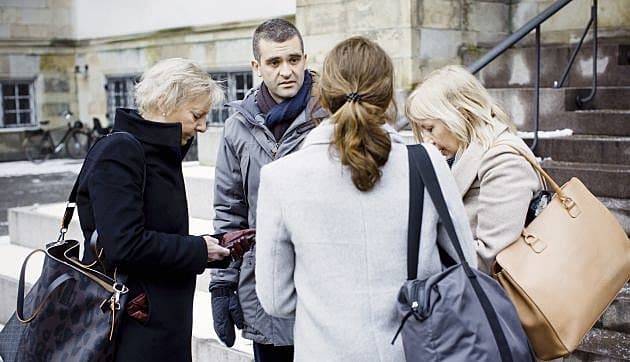 Formanden for Lægeforeningen, Andreas Rudkjøbing, sammen med tre andre repræsentanter fra Lægforeningen foran Højesteret, hvor Svendborgsagen blev behandlet. Foto: Claus Boesen