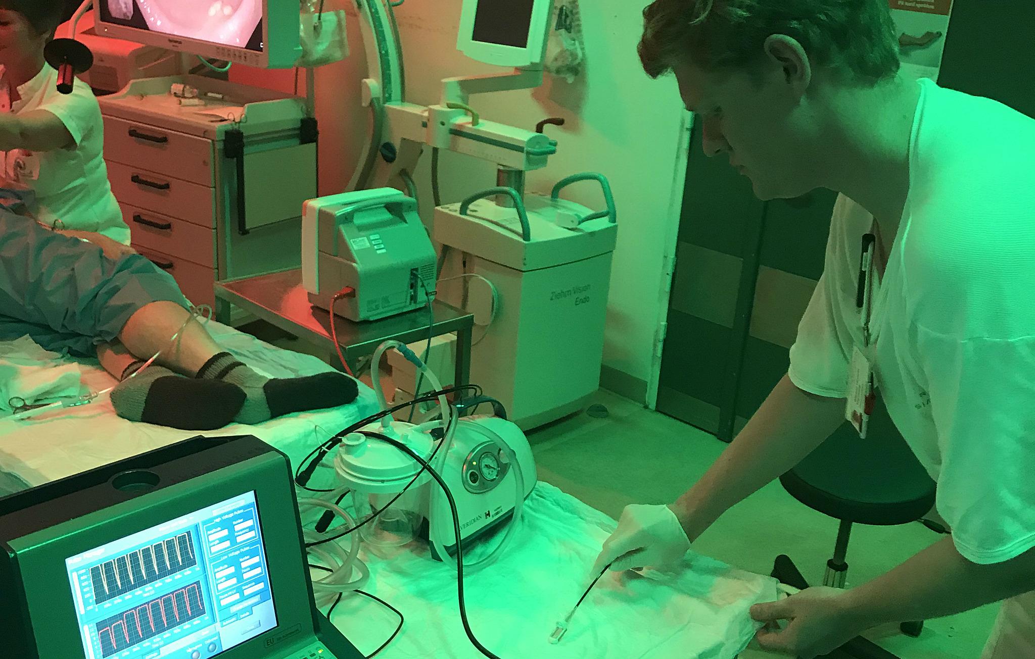 Ph.d.-studerende Rasmus Vogelsang forbereder elektrode til elektroporation før behandling. Foto: Ismail Gögenur