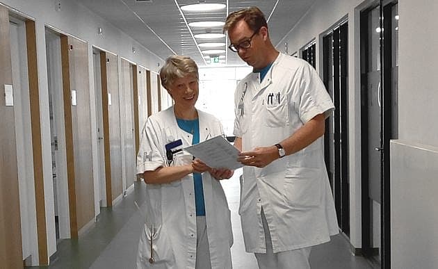 Afdelingslæge Jakob Møller Hansen konferer en patient med Hovedpinecenterets leder, Rigmor Jensen. Privat foto.