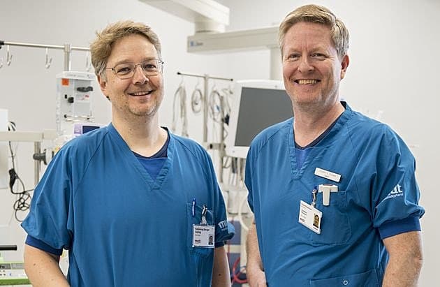 Overlæge Flemming Berger Sejling (tv) og uddannelsesansvarlig overlæge Carsten Søndergaard Poulsen, Anæstesiologisk Afdeling, Regionshospital Randers. Foto: Helle Brandstrup Larsen.