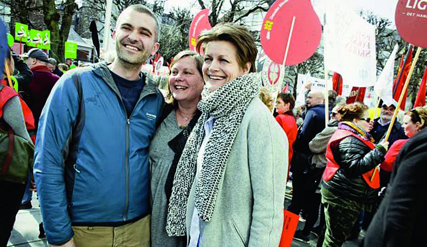 Lisbeth Lintz, formand for overlægerne, står her mellem Lægeforeningens formand, Andraes Rudkjøbing, og Yngre Læger-formand, Camilla Rathcke. Foto: Claus Boesen
