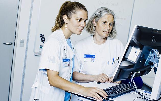 Nina Weis (th) er uddannelsesansvarlig overlæge på Infektionsmedicinsk Afdeling på Hvidovre Hospital, mens Nanna Holm er reservelæge på samme afdeling. Foto: Claus Boesen