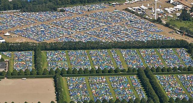 Især på sommerens festivaler er unge, der ikke har fået MFR-vaccinen, i smitterisiko. Roskilde festival, set ovenfra: Colourbox. 