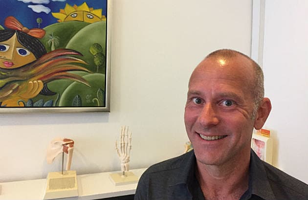 Christian Blomfeldt er en af fire praktiserende læger i en københavnsk praksis, der er presset på pladsen. Han glæder sig over puljen på 150 mio. kr, der med regeringens nye udspil kan søges til udvidelse og modernisering af københavnske praksis.