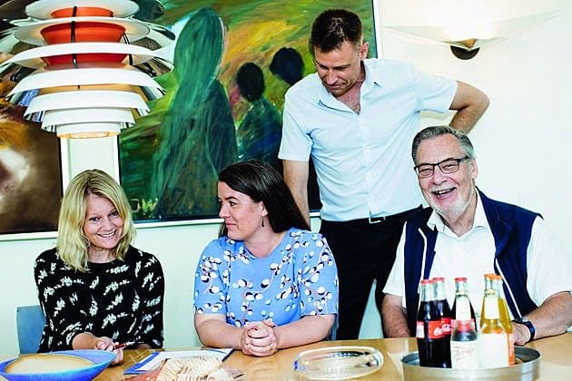 Nye læger til Ishøj. Fra venstre de to praktiserende læger Christel Jackson og Melanie Veber, kommunaldirektør Kåre Svarre Jakobsen (stående) og  borgmester i Ishøj Kommune, Ole Bjørstorp. Foto: Claus Boesen. 