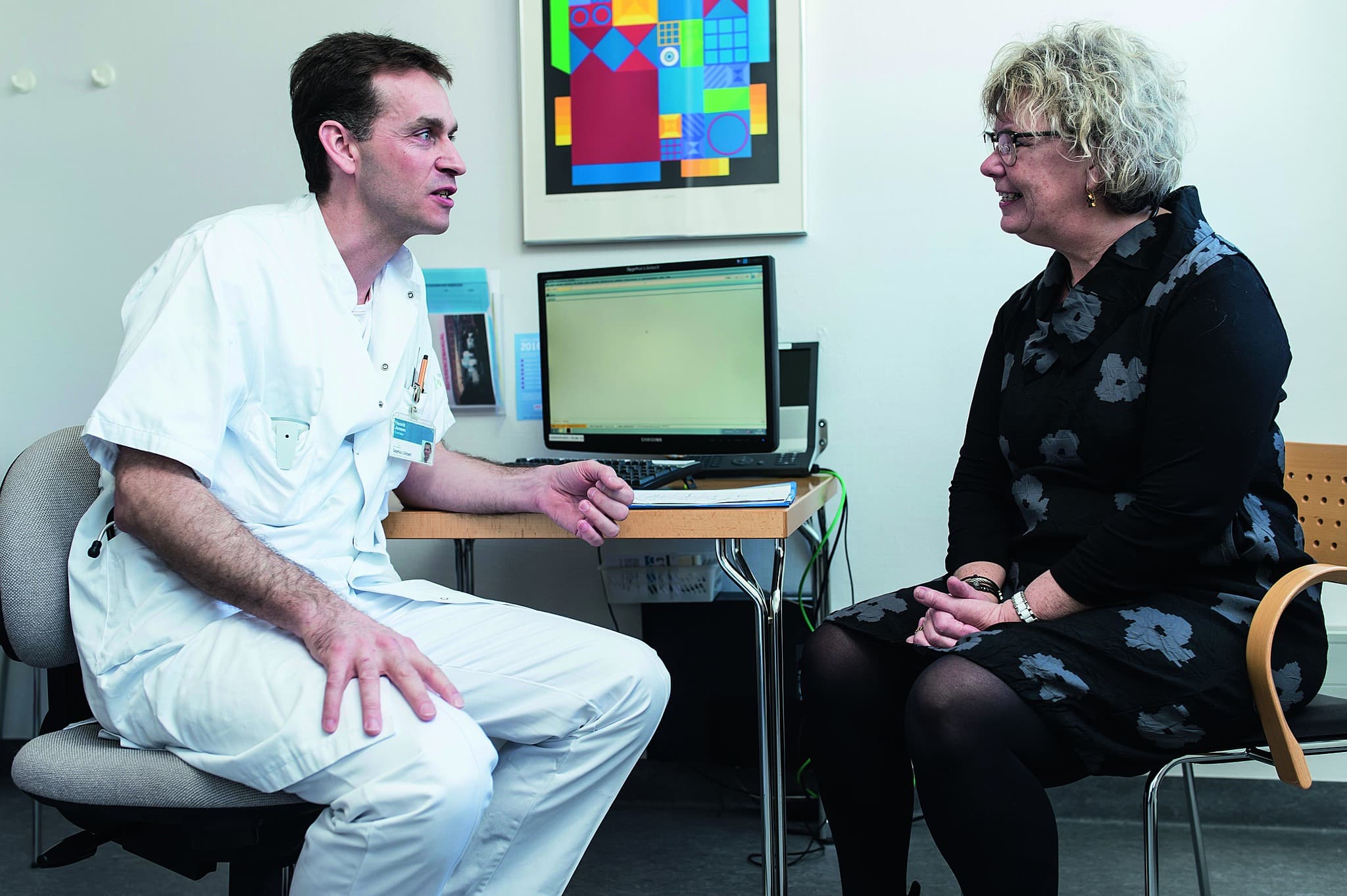 En og samme læge gennem et sygdomsforløb mindsker dødeligheden. Billedet viser overlæge Lars Henrik Jensen, Onkologisk Afdeling, Sygehus Lillebælt Vejle i samtale med en patient. 