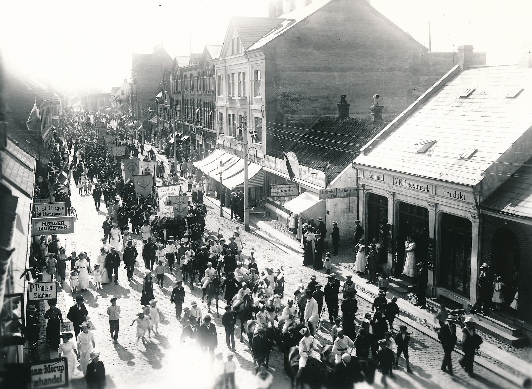 Afholdsbevægelsen var i starten af 1900-tallet blevet en magtfaktor, som var medvirkende til at afgiften på brændevin blev forhøjet. Her demonstrerer afholdsbevægelsen i Herning, 1913. (Lokalhistorisk Arkiv i Herning). 