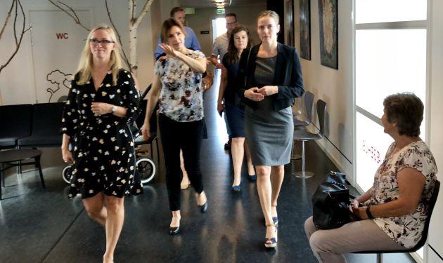 Sundhedsminister Ellen Trane Nørby (V) var i dag på besøg i Mit Lægehus i Rødovre. Lægerne Marie-Louise Hvass Sixhøj (yderst til venstre) og Berit Lavit viser rundt. Foto: Anders Heissel