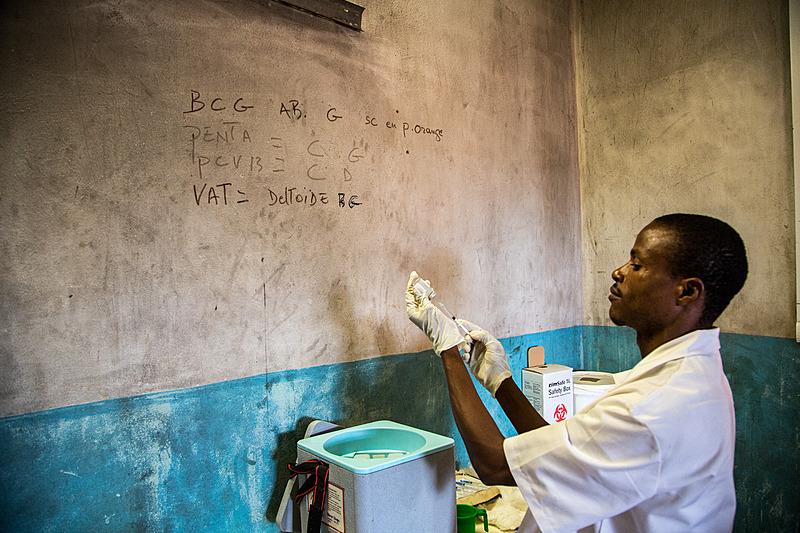 En MSF-medarbejder i gang med at forberede vaccinationer i Den Centralafrikanske Republik. Foto: Pierre-Yves Bernard/MSF