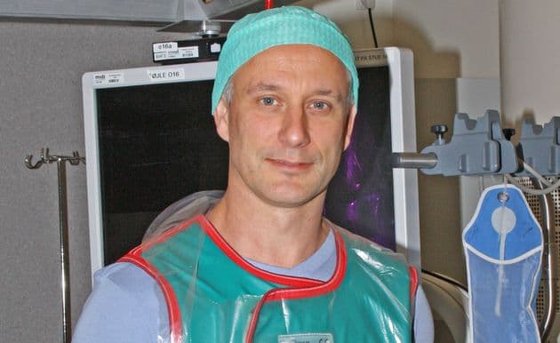 Thomas Rydborg med duodenoskop, der bruges til kikkertundersøgelse af galdevejene og/eller bugspytkirtlen (ECRP). Foto: Privat