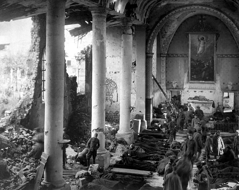 Amerikansk nødlazaret i ødelagt kirke i Frankrig, 1918. Foto: Sgt. J.A. Marshall / US Army Reserve.