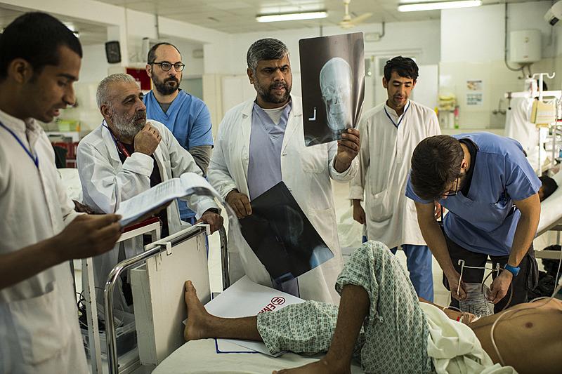 Seniortraumekirurg Dr. Ibrahim Khushal med røntgenbillederne sammen med kollegaerne på hospitalet i Lashkar Gah i Afghanistan. Foto: Andrew Quilty