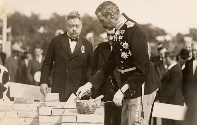 Christian d. 10 nedlægger grundstenen til Aarhus Universitet, 30. august 1932, mens Victor Albeck ser til. Bag kongen står murermester Rasmussen klar til at gribe ind. Foto: Aarhus Universitet.