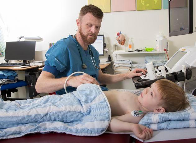 Speciallæge Mads Damkjær med den 2,5-årige hjertepatient Rasmus. Foto: Heidi Lundsgaard