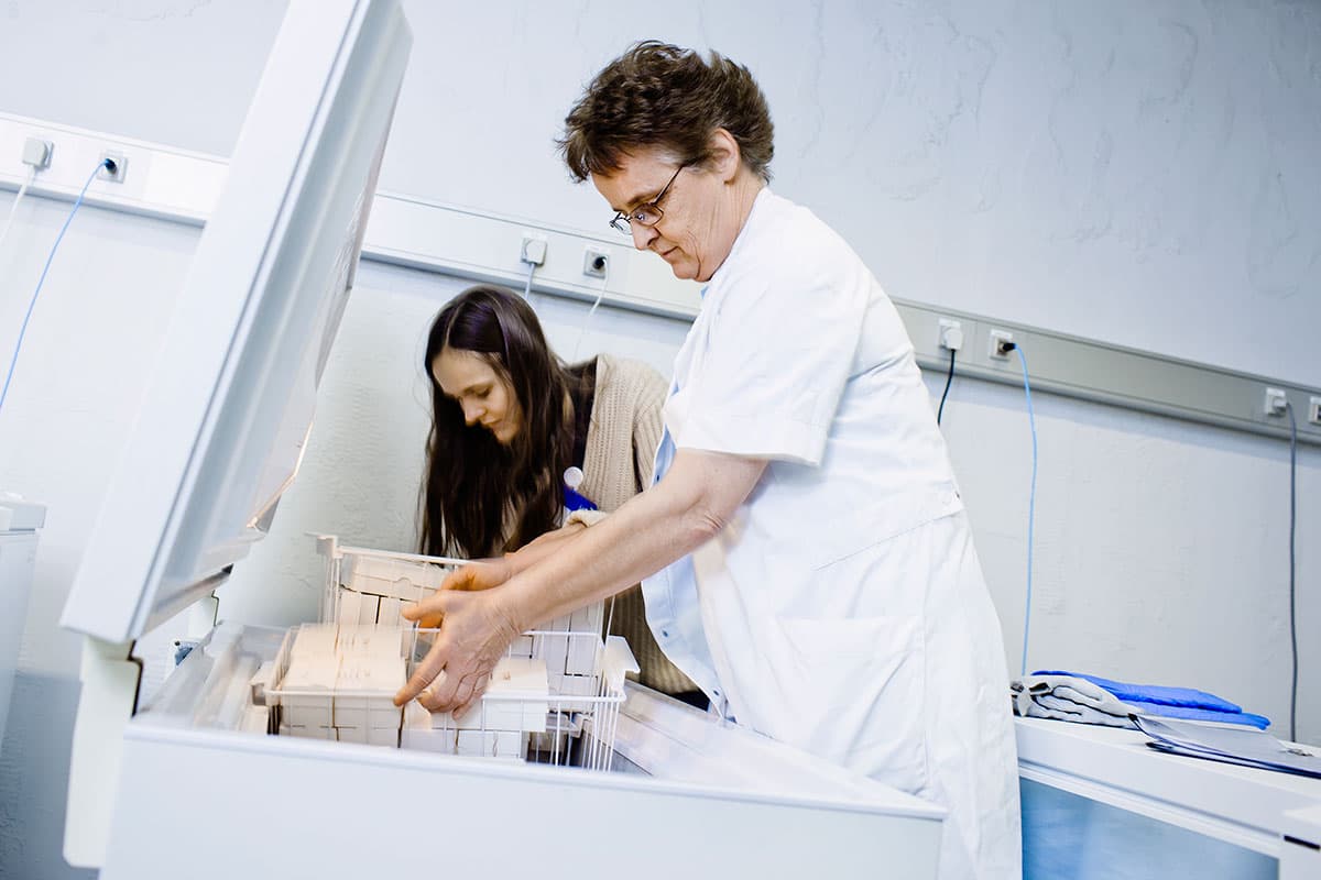 Overlæge og professor Katharina Main (forrest), og læge og ph.d.-studerende Louise Scheutz Henriksen. Foto: Claus Boesen