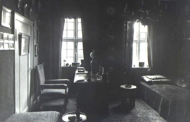 Reservelægen var højt i hospitalets hierarki. Sådan så der ud i reservelægens lejlighed på Garnisonssygehuset i 1912. (Foto: Det Kgl. Bibliotek)