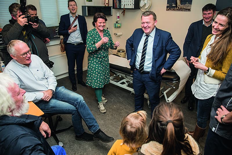 Statsminister Lars Løkke Rasmussen (V) og sundhedsminister Ellen Trane Nørby (V) besøgte onsdag en lægepraksis i Slagelse. Fokus i sundhedsreformen er på almen praksis og ikke sygehuse (Foto: Nikolai Linares/Ritzau Scanpix)