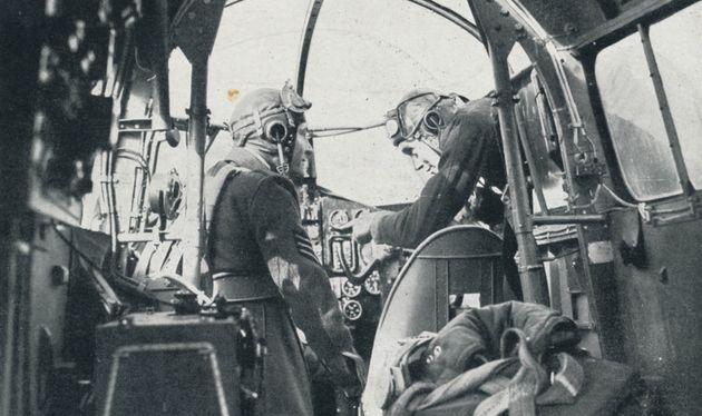 Britisk pilot modtager instruktioner inden bombetogtet. Mandskabet holdt sig vågne og opmærksomme under de lange og krævende bombetogter. Foto: Imperial War Museum.