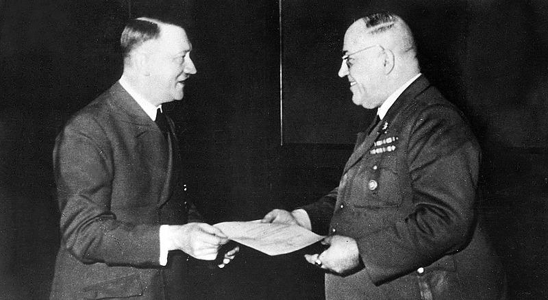 Hitler overrækker sin livlæge Theodor Morell ridderkorset, 1944. Foto: Heinrich Hoffmann.