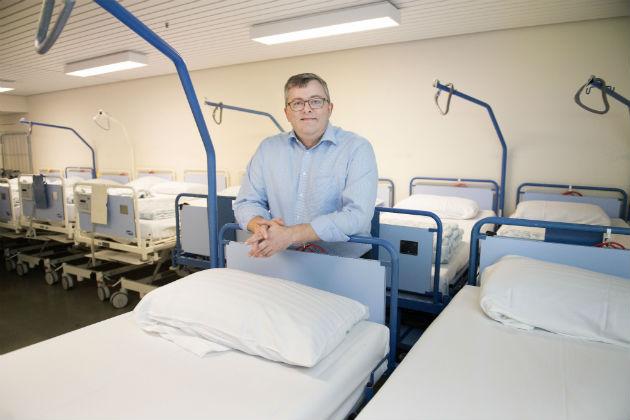 Jan Nybo er forløbschef på Aalborg Universitetshospital og med til at fordele patienter på hospitalets senge. Foto: Lars Horn.