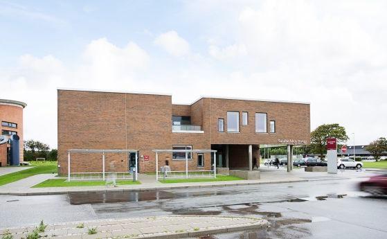 Der er mange sundhedshuse i Danmark og de er meget forskellige. Her er det sundhedshuset i Hurup.