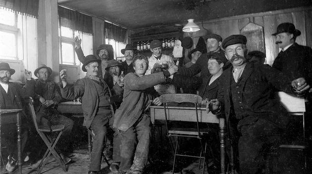 Værtshusene åbnede ved firetiden om morgenen, så arbejderne kunne få sig en mælketoddy eller to til at komme i gang på. Foto fra værtshuset Holger Danske i Farvergade. (Københavns Museum)